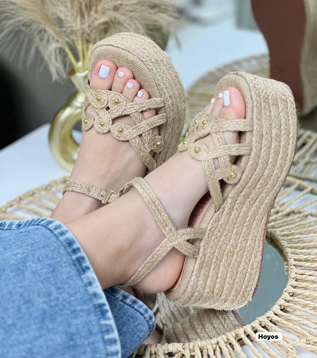 Sandalia Hoyos – Cuña Espadrille con Botones Dorados